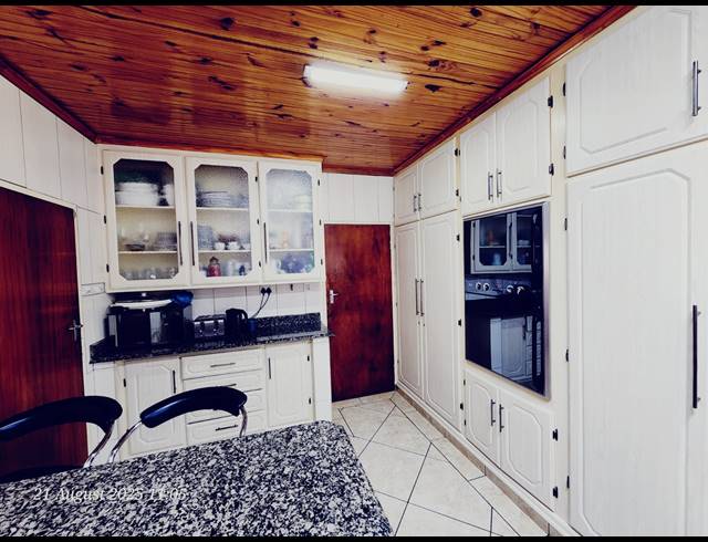 7 BEDROOM FREESTANDING FOR SALE IN HAYFIELDS
